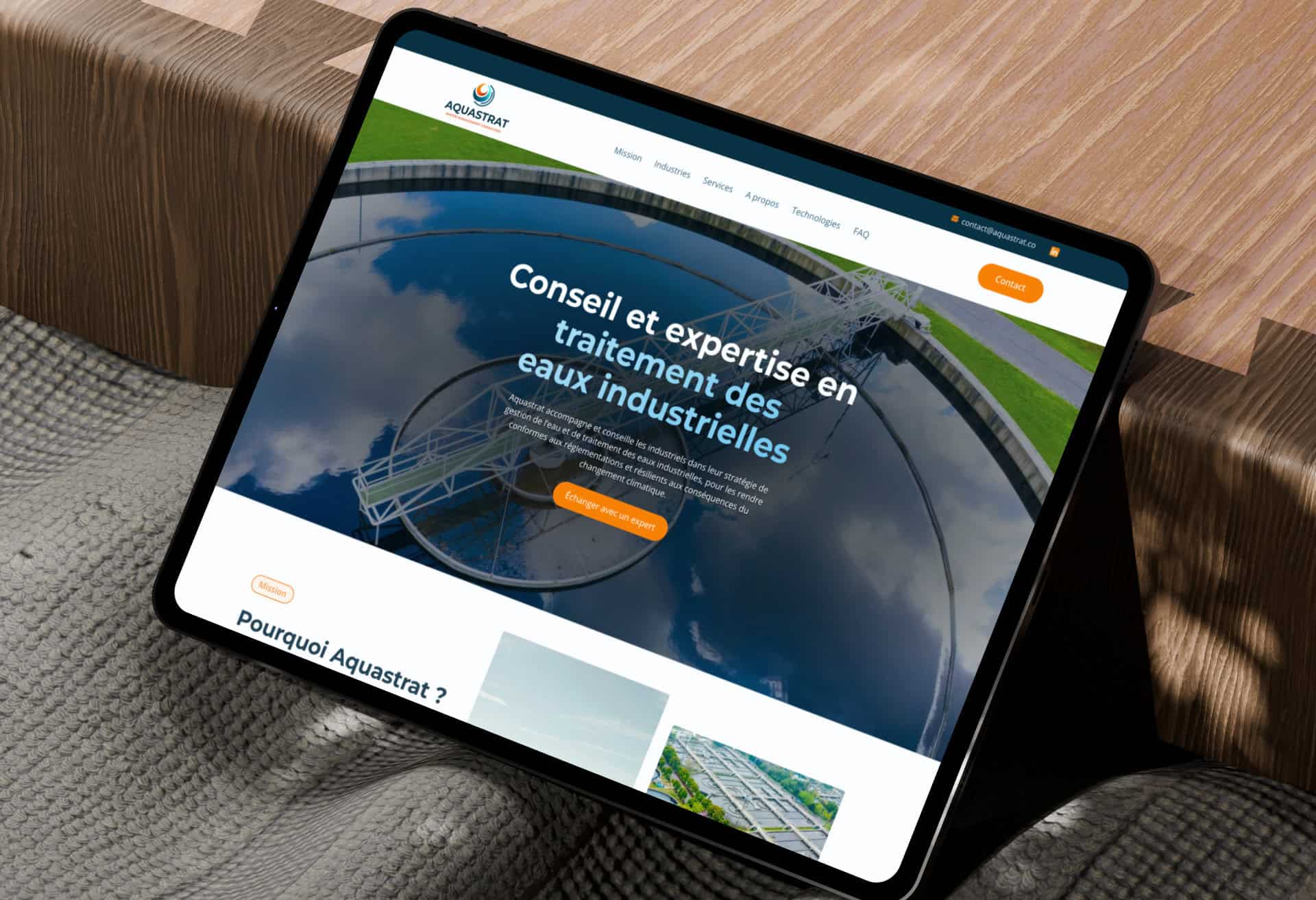 Photo d'un iPad affichant le site web de l'entreprise de conseil en traitement des eaux industrielles Aquastrat – Création de site web sur mesure et performant pour les TPE et PME ayant l'ambition de performer.